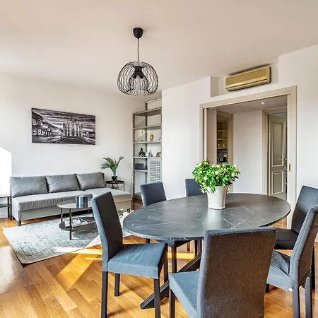 Elegant 2 Bedrooms Near Duomo Апартаменты