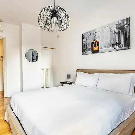 Elegant 2 Bedrooms Near Duomo Апартаменты Милан