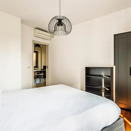 Elegant 2 Bedrooms Near Duomo * Милан