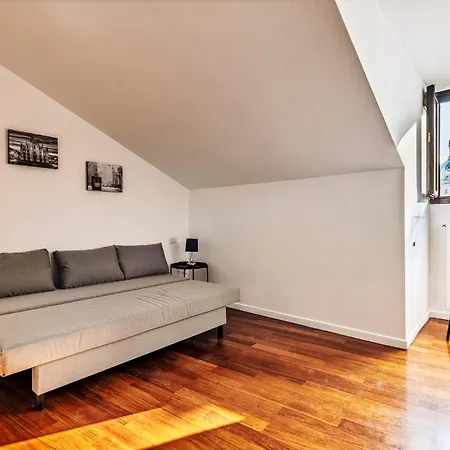 Elegant 2 Bedrooms Near Duomo Апартаменты Милан