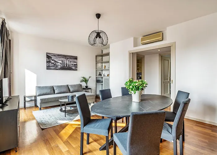 Elegant 2 Bedrooms Near Duomo Lejlighed