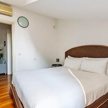 Elegant 2 Bedrooms Near Duomo Apartment *